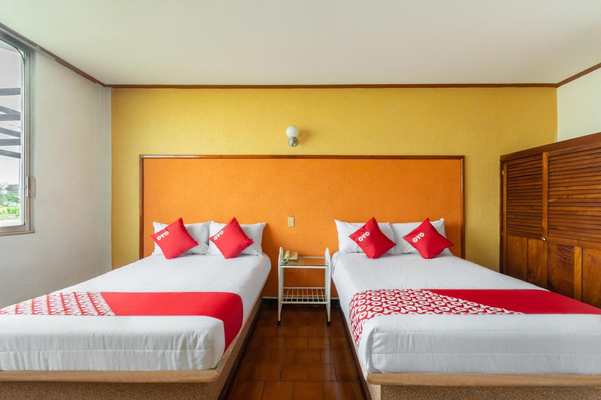 Oyo Hotel Casa Blanca Мартинес-де-ла-Торре Экстерьер фото