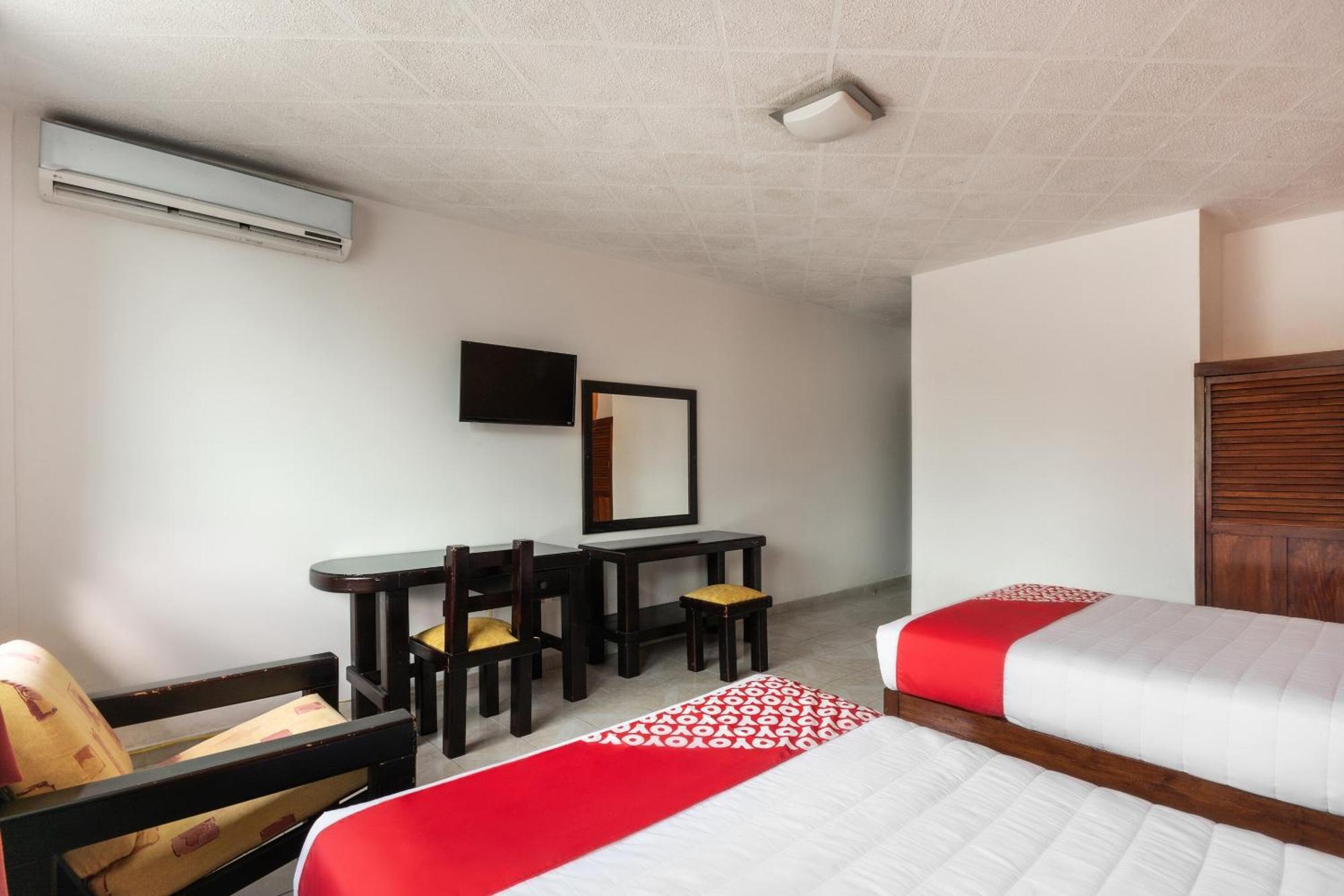 Oyo Hotel Casa Blanca Мартинес-де-ла-Торре Экстерьер фото