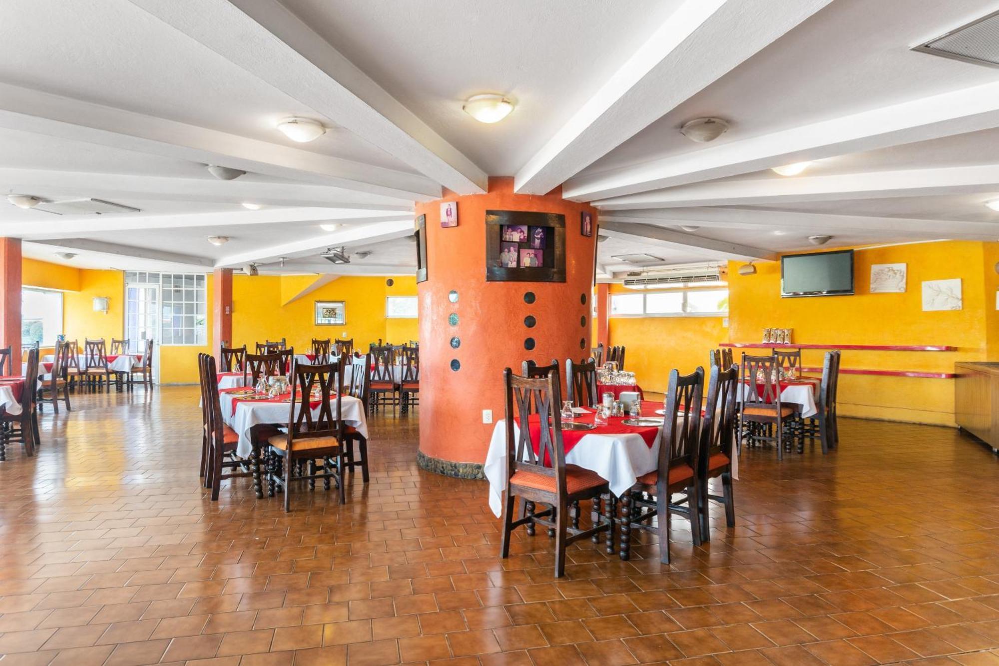 Oyo Hotel Casa Blanca Мартинес-де-ла-Торре Экстерьер фото