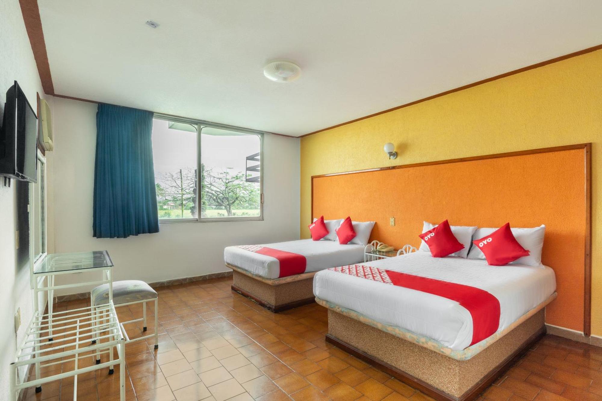 Oyo Hotel Casa Blanca Мартинес-де-ла-Торре Экстерьер фото