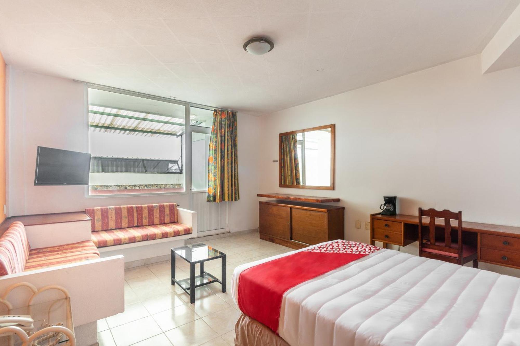 Oyo Hotel Casa Blanca Мартинес-де-ла-Торре Экстерьер фото
