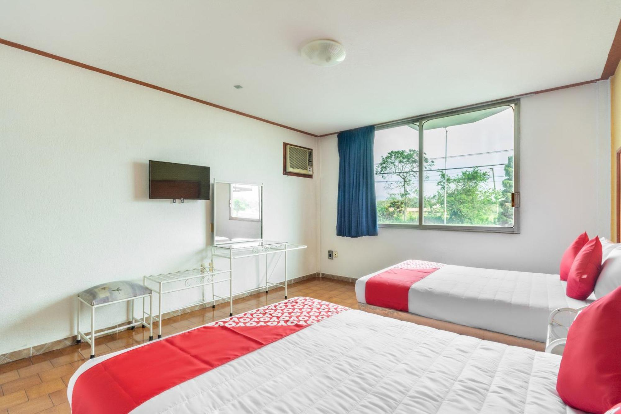 Oyo Hotel Casa Blanca Мартинес-де-ла-Торре Экстерьер фото