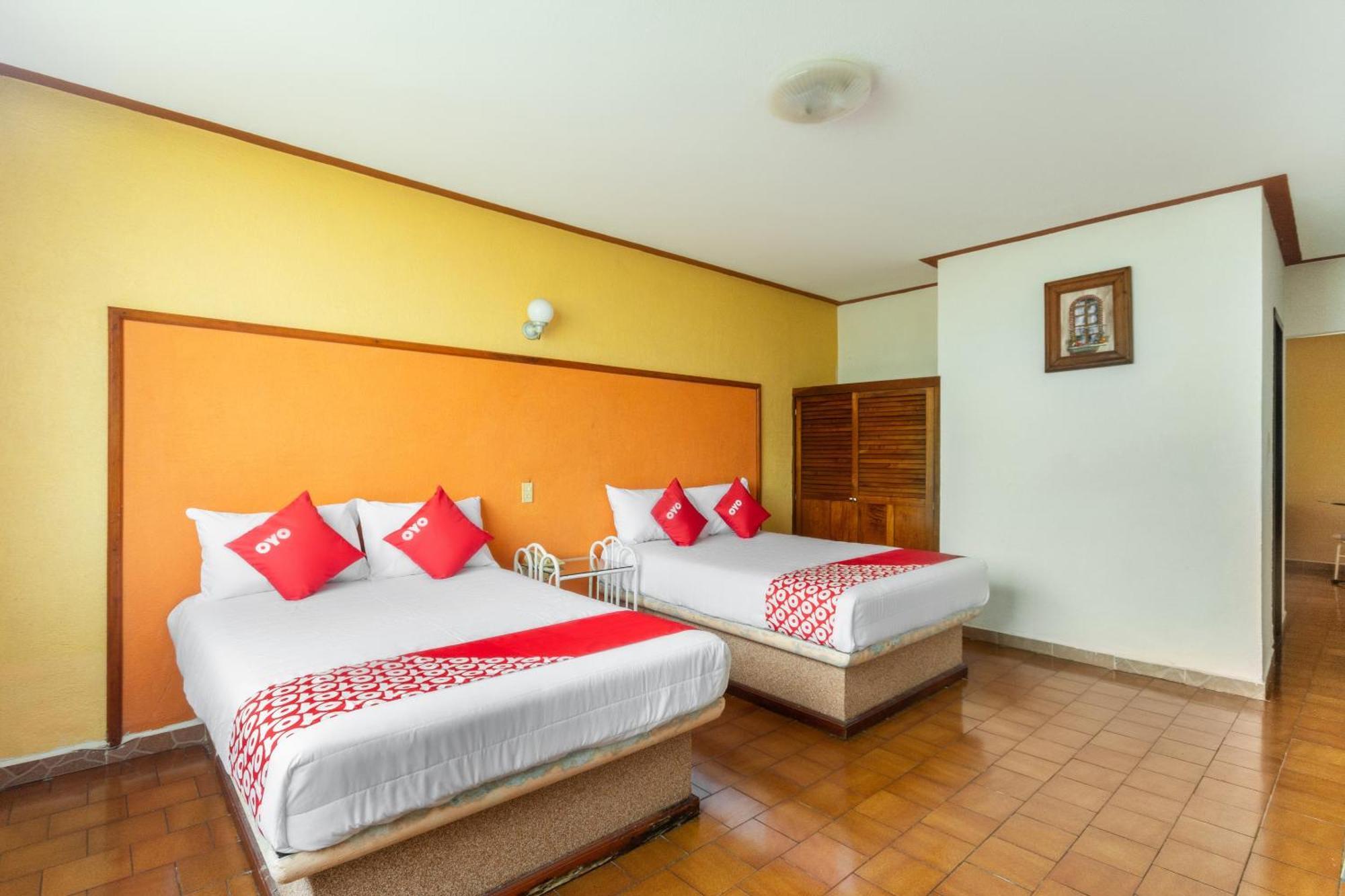 Oyo Hotel Casa Blanca Мартинес-де-ла-Торре Экстерьер фото