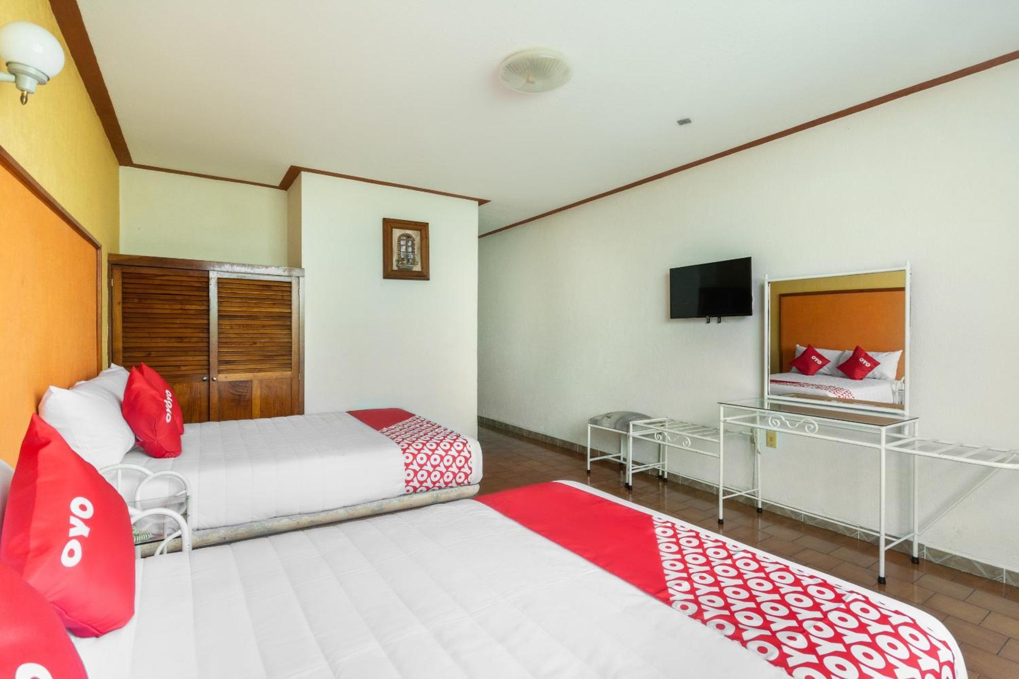 Oyo Hotel Casa Blanca Мартинес-де-ла-Торре Экстерьер фото
