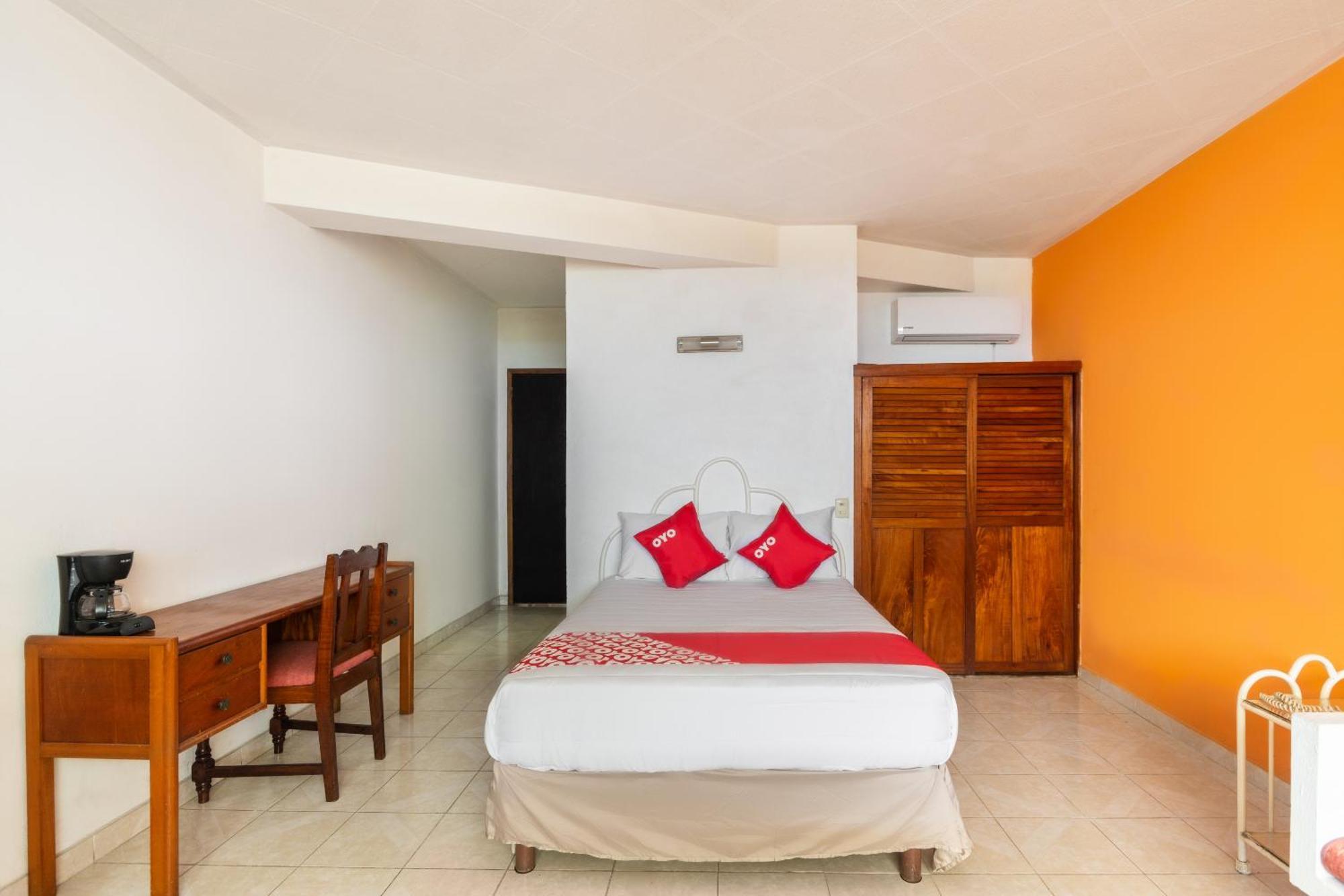 Oyo Hotel Casa Blanca Мартинес-де-ла-Торре Экстерьер фото