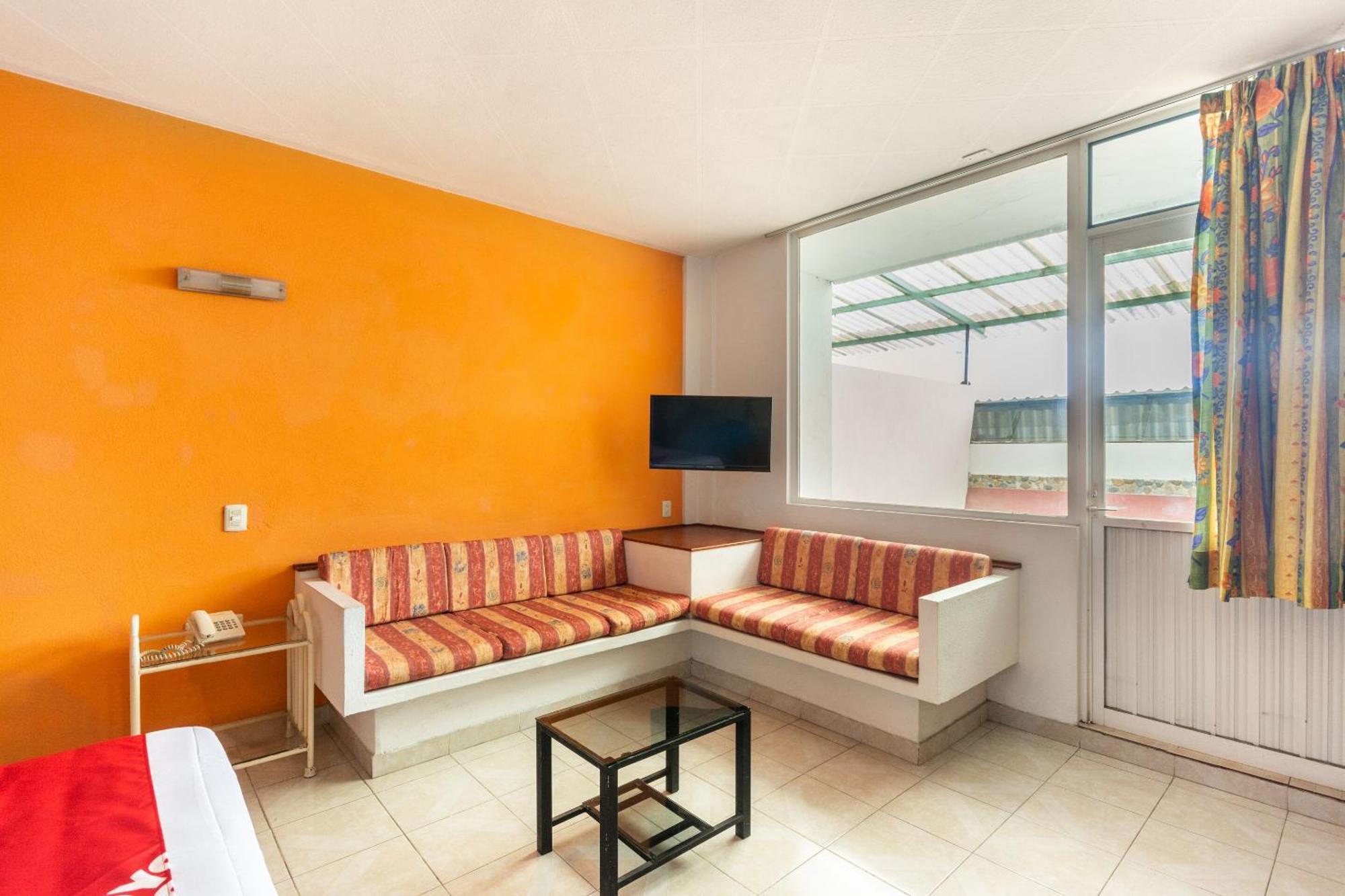 Oyo Hotel Casa Blanca Мартинес-де-ла-Торре Экстерьер фото