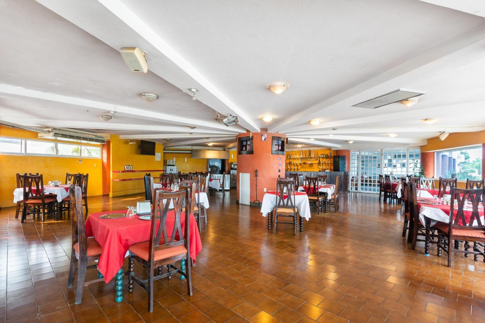 Oyo Hotel Casa Blanca Мартинес-де-ла-Торре Экстерьер фото