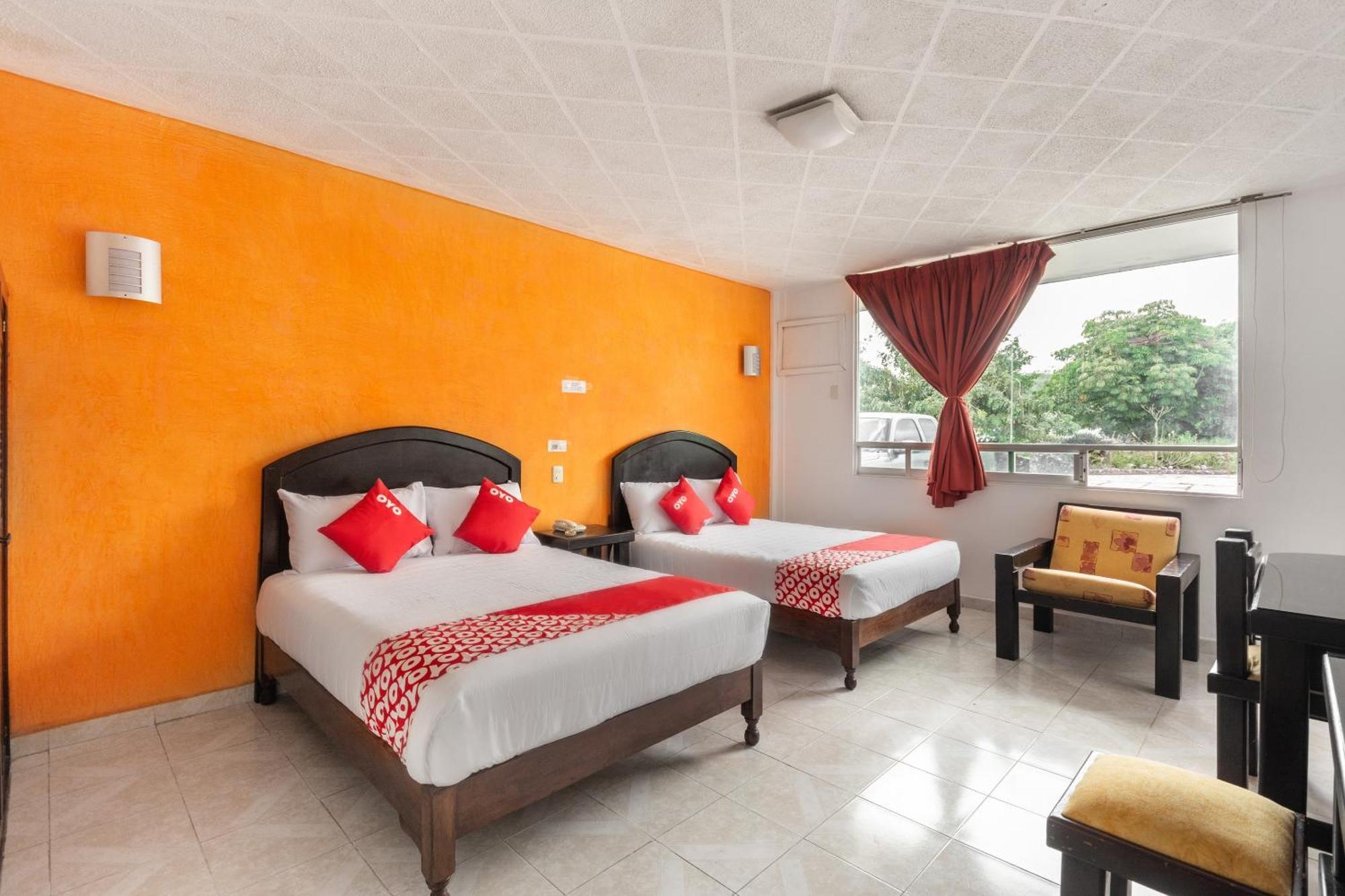 Oyo Hotel Casa Blanca Мартинес-де-ла-Торре Экстерьер фото