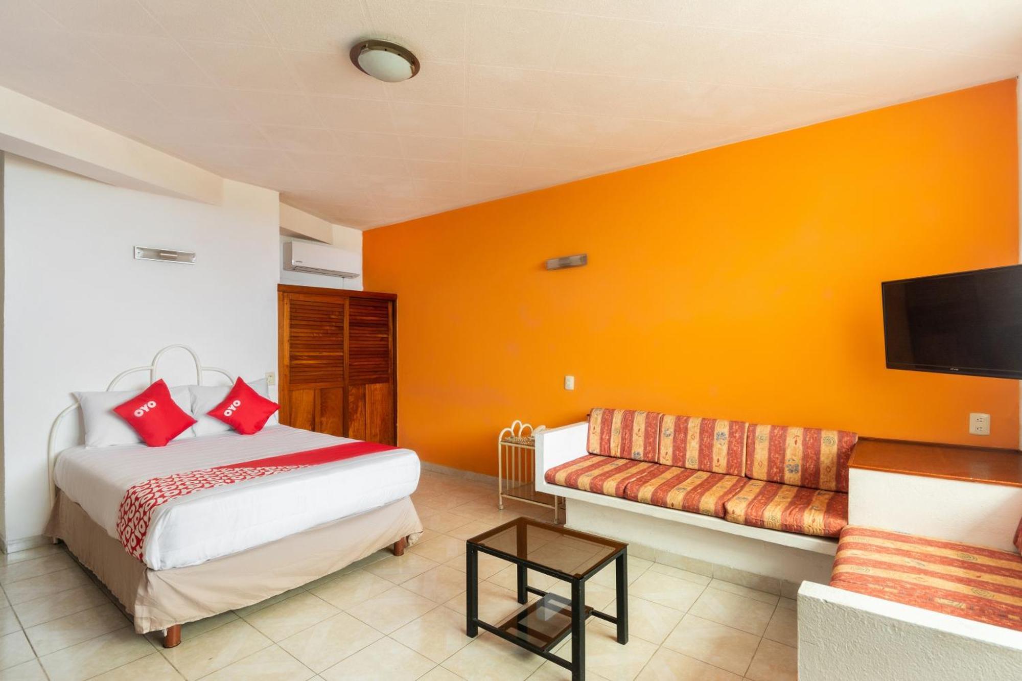 Oyo Hotel Casa Blanca Мартинес-де-ла-Торре Экстерьер фото