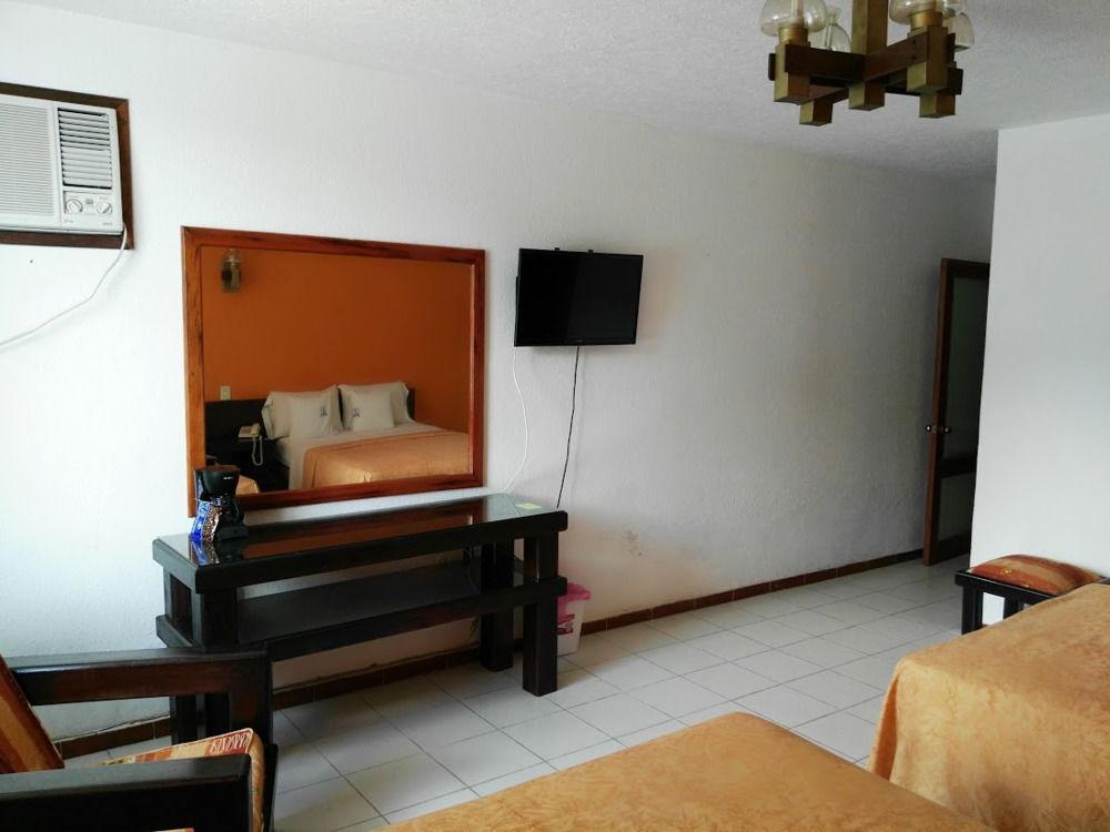 Oyo Hotel Casa Blanca Мартинес-де-ла-Торре Экстерьер фото