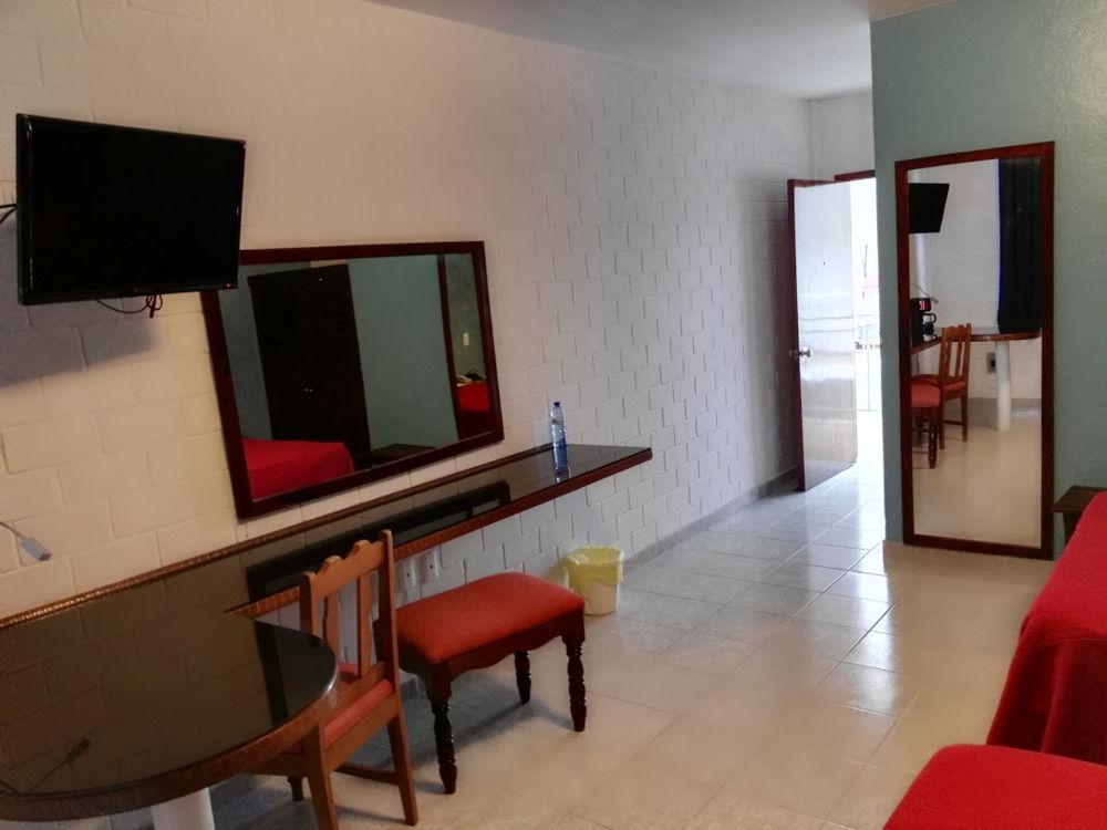 Oyo Hotel Casa Blanca Мартинес-де-ла-Торре Экстерьер фото