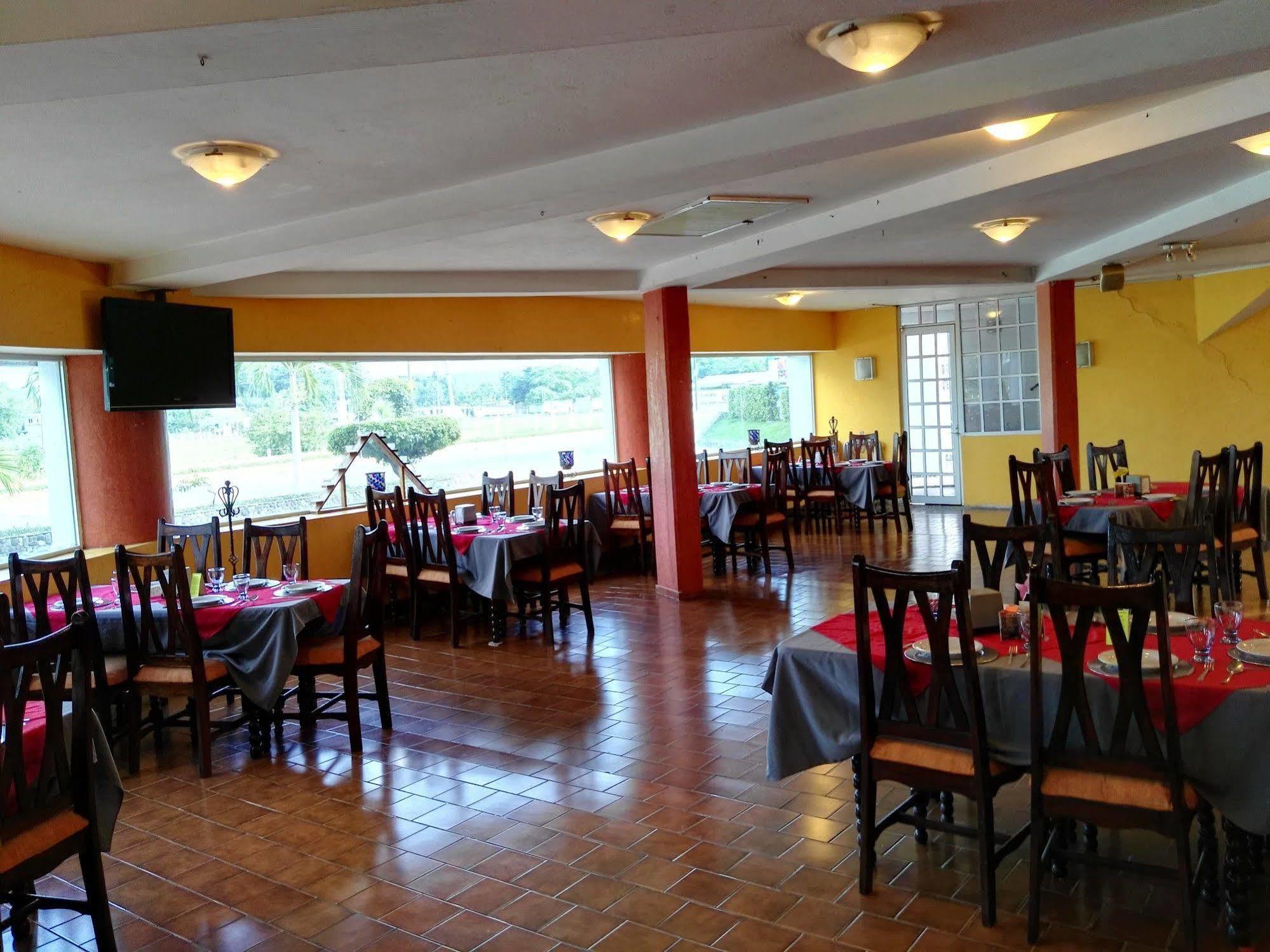 Oyo Hotel Casa Blanca Мартинес-де-ла-Торре Экстерьер фото